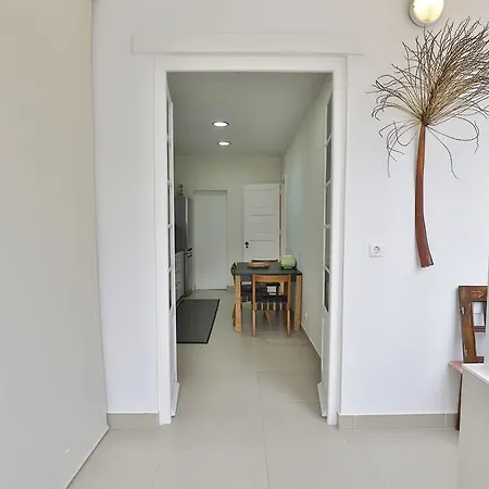 Lovelystay - Typical Graca For Six *
