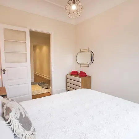 Lovelystay - Typical Graca For Six Apartment *