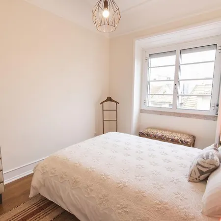 Lovelystay - Typical Graca For Six Apartment